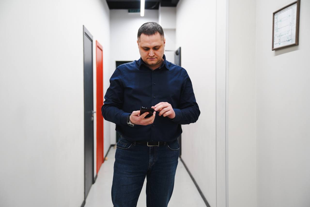 &quot;Наш бізнес знищили, але ми не здаємося&quot;. Як в Україні працює студія для live-гемблінгу